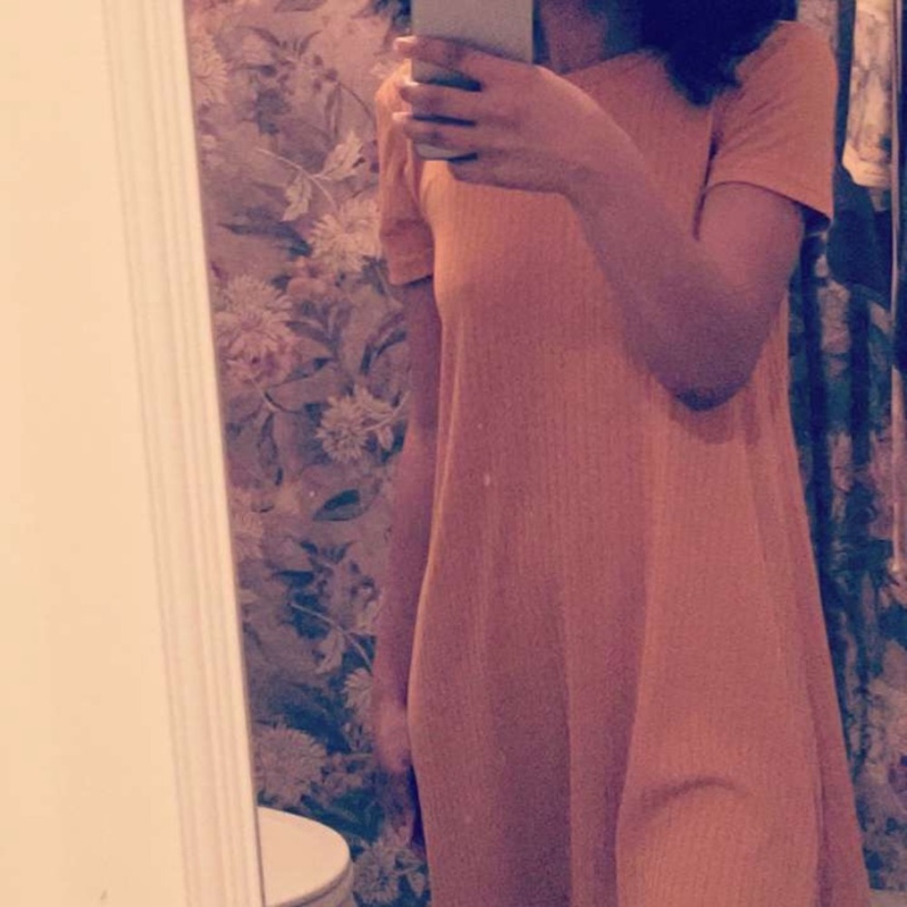 Shift dress with a cut out detail in the back